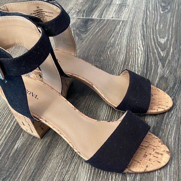 Heels - Picture 4 of 4